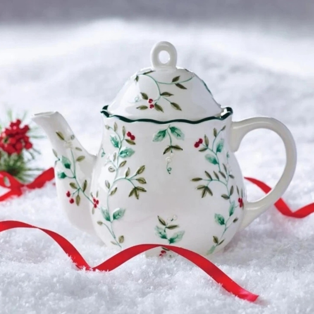 New in Box Pfaltzgraff Winterberry Teapot